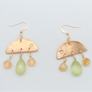 Boucles d&#39;oreilles pendantes crochets en gold filled 14 carats  chrysoprases citrines et bronze fait main.