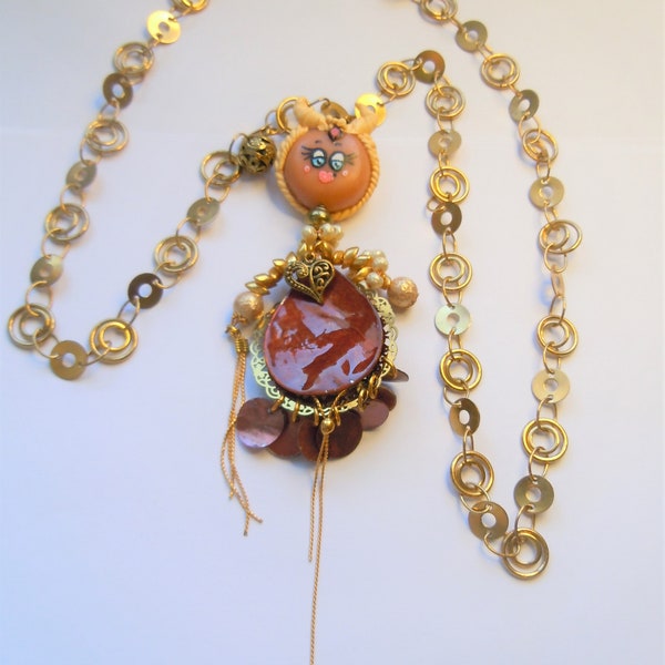 Poupée pendentif féérique figurine bijou cornaline , nacres, et sa chaîne longue dorée.Medecine doll.