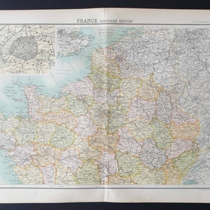 Può includere: Una mappa d'epoca della sezione settentrionale della Francia, con informazioni geografiche dettagliate. La mappa include un inserto più piccolo di Parigi. Stampata su carta invecchiata con una griglia dettagliata di strade e città.