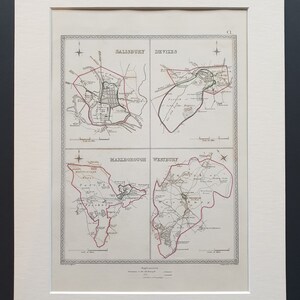 Könnte beinhalten: Gerahmter Vintage-Druck mit vier detaillierten Karten von Salisbury, Devizes, Marlborough und Westbury. Die Karten sind in Schwarzweiß mit roten Umrissen, vor einem cremefarbenen Hintergrund und weiß gerahmt.