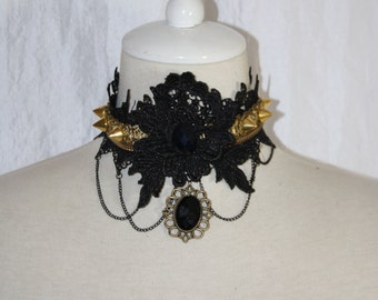 Collier [tip] Lace with Golden Rivets