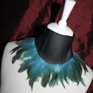 Neck corset [muine&#39;l] imitation leather with turquoise feathers