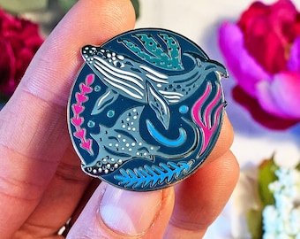 Emaille pin manta en walvis, email pin walvis, email pin mantarog, pin zeeleven, luxe email pin, walvis cadeau, pin walvis lover, walvis