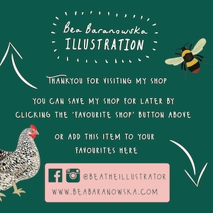 以下が含まれることがあります： 緑色の背景に、白い文字で「Bea Baranowska ILLUSTRATION」と「THANKYOU FOR VISITING MY SHOP YOU CAN SAVE MY SHOP FOR LATER BY CLICKING THE 'FAVOURITE SHOP' BUTTON ABOVE OR ADD THIS ITEM TO YOUR FAVOURITES HERE」と書かれています。  上向きの白い矢印と下向きの白い矢印があります。  FacebookとInstagramのソーシャルメディアアイコンがあり、「@BEATHEILLUSTRATOR」と「WWW.BEABARANOWSKA.COM」というテキストが表示されています。  鶏の漫画と蜂の漫画があります。