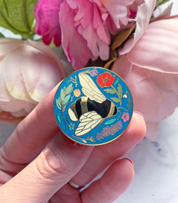 Bee Enamel Pin Save The Bees Gold Tone Enamel Pin Badge - Bumble Bee Brooch For Jackets & Bags Bee Pins Plastic - Foto 3