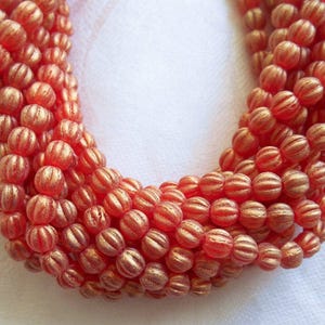 Cinquante perles de melon tchèques en verre suédé, or rouge rubis, 5 mm, perles de verre recouvertes d'or rouge C33101