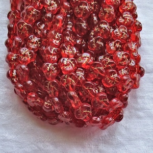 Lote de 25 cuentas de vidrio rojo checo de 9 mm con forma de pensamiento (perlas de flor de Siam con detalles dorados C7501)