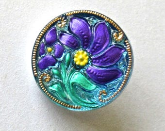 18 mm チェコガラスボタン 1 個 - 紫の花、緑の葉、金色のアクセント