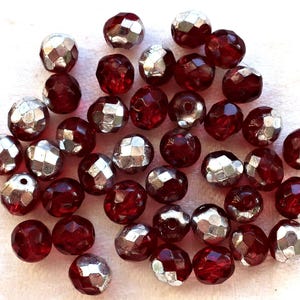 Lot de 25 perles de verre tchèque rouge rubis, grenat et argent de 8 mm, polies au feu, perles rondes à facettes, C9625
