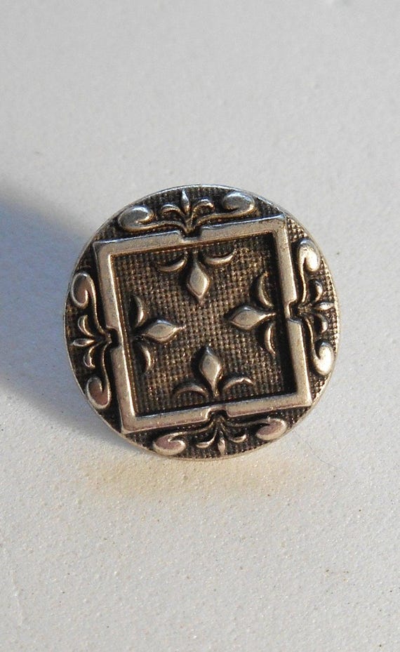 One 15mm Silver Tone Metal Alloy decorative button, fleur de lis C0411