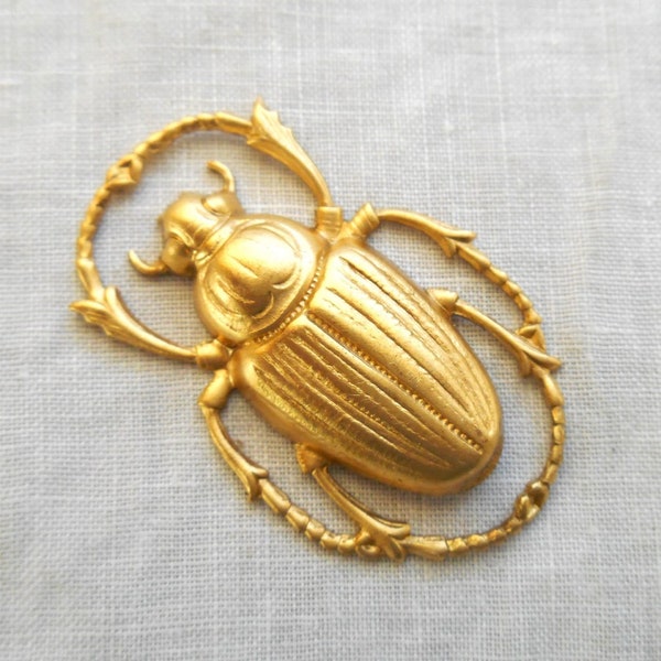 1 estampado de latón crudo, escarabajo victoriano extra grande, escarabajo, colgante de insecto, encanto, conector, adorno, 55 mm x 34 mm, hecho en los EE. UU. C82101