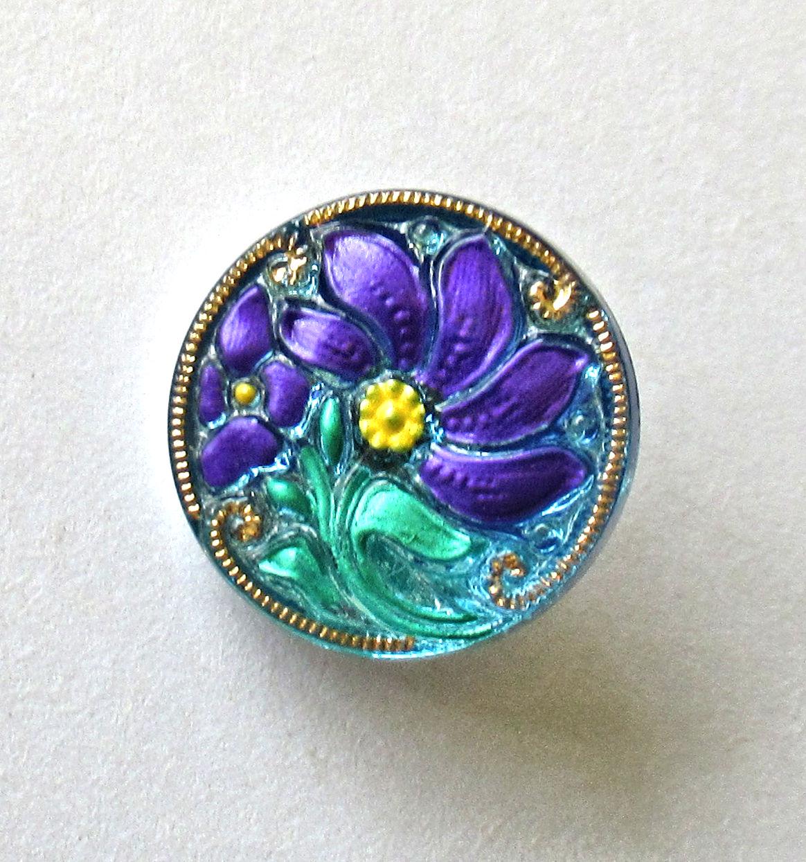 18 mm チェコガラスボタン 1 個 - 紫の花、緑の葉、金色のアクセント