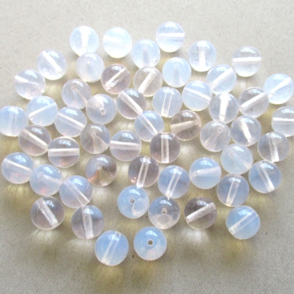 Lote de 25 cuentas de cristal checo de 8 mm - cuentas redondas lisas de opalina neutra de color blanco lechoso translúcido C0005