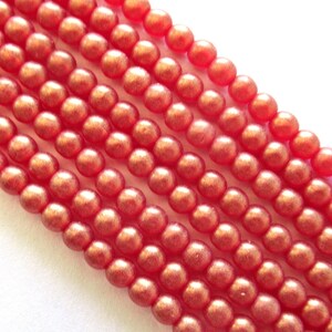 100 4 mm Tsjechische glasdruk - Sueded Gold Ruby Red - Siamese rode gladde ronde geperste glaskralen met een matgouden afwerking - C0093