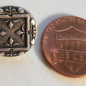 One 15mm Silver Tone Metal Alloy decorative button, fleur de lis C0411 image 2