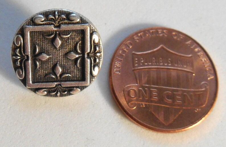 One 15mm Silver Tone Metal Alloy decorative button, fleur de lis C0411 image 2