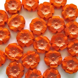 Perles de fleurs en verre tchèque - opaline orange striée avec lavis de cuivre - 12 mm - table sculptée - Perles d&#39;hibiscus hawaïennes - 8 perles - C00122