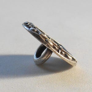 One 15mm Silver Tone Metal Alloy decorative button, fleur de lis C0411 image 3