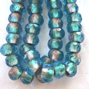 Cinco cuentas de vidrio checo facetadas de 12 x 8 mm en forma de rodillo o rondelle, con revestimiento de oro azul mate, agujeros grandes de 5 mm, cuentas focales con agujeros grandes 00501
