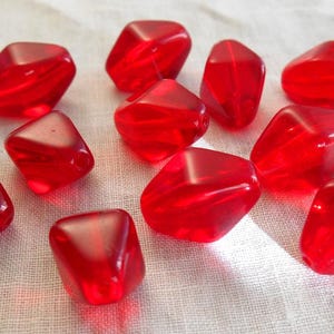 Tio 16 x 13 mm ljusa granat-, rubin- och siamesiska röda, tjocka lykt- eller rörpärlor i tjeckiska glas C0094