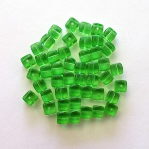 25 peridootgroene kubuskralen - Tsjechische glaskralen 5 x 7 mm - C4225