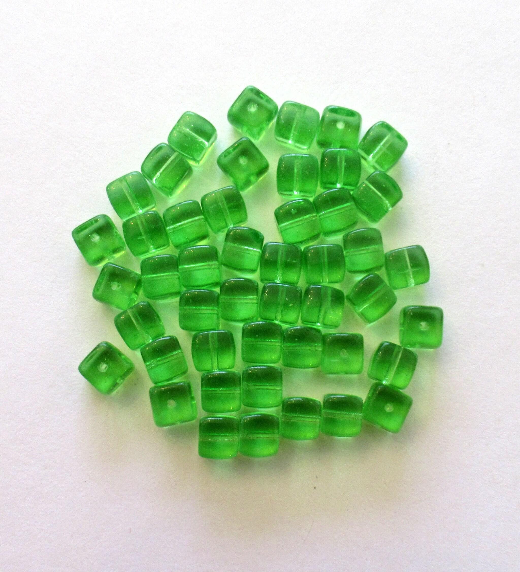 25 個のペリドット グリーン キューブ ビーズ - 5 x 7 mm チェコガラス
