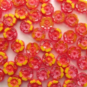 Lot de 15 perles de fleurs en verre tchèque de 8 mm - cristal et jaune opaque avec un lavis d&#39;orange - perles de fleurs hawaïennes sculptées sur table C00311