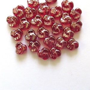 Lote de 25 cuentas de vidrio rojo checo de 9 mm con forma de pensamiento: cuentas de flores con brillo rojo granate claro C0009