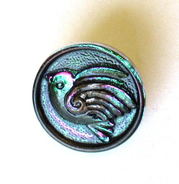 18 mm チェコガラス製鳥ボタン 1 個 - 虹色に輝くグリーンとピンク