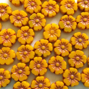 Perles de fleurs en verre tchèques - jaune souci opaque orange avec lavis de cuivre - 10 mm - taille de table - perles d&#39;hibiscus hawaïennes - 10 perles - C00471