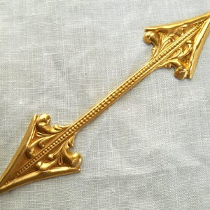 1 Estampagem em latão bruto, grande flecha bidirecional vitoriana, pingente, conector, ornamento, 3" x 0,75", fabricado nos EUA C9501