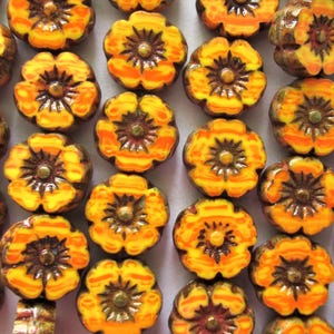 Lot de 15 perles de fleurs en verre tchèque de 8 mm - orange et jaune opaques marbrés - perles de fleurs hawaïennes sculptées coupées en table C00311