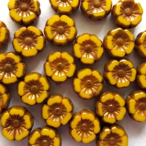 Douze petites perles de fleurs en verre tchèque de 7 mm - jaune orangé avec des accents de bronze - perles florales hawaïennes sculptées d&#39;hibiscus - 00061