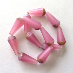 Six perles tchèques en verre facetté en forme de larme - Opale rose laiteux mate avec finition Picasso gravée aux extrémités - 9 x 20 mm de long - 00392
