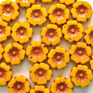 Perles de fleurs en verre tchèques - Souci jaune orangé opaque avec lavis de cuivre - 12 mm - Taille de table - Perles d&#39;hibiscus d&#39;Hawaï - 8 perles - C00512