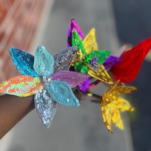 diadema de flores con lentejuelas personalizada