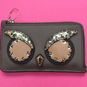 Kate Spade Billetera pequeña, Titular de tarjeta de crédito, Gris y rosa, Motivo búho, Bolsillo con cremallera, Ranuras para tarjetas