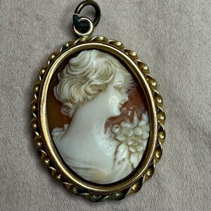 Vintage Simmons Cameo Pendant For Necklace