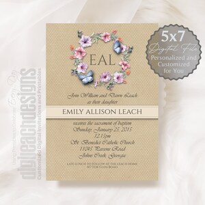 Invito al battesimo Boy Girl Catholic Sacrament Petunia Wreath Iniziali Bright Kraft Dots