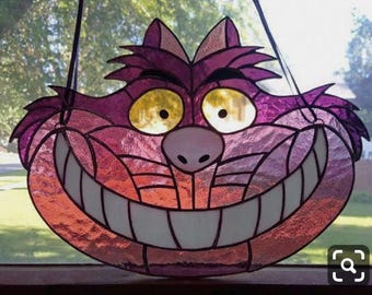 Vetrata raffigurante lo Stregatto (Alice nel Paese delle Meraviglie). Il tipo di vetro varia.