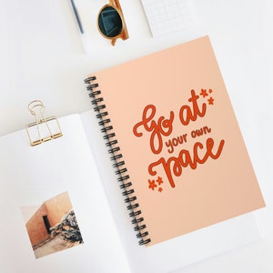 Vaya a su propio ritmo Cuaderno en espiral + ENVÍO GRATIS- Cuaderno rosa, Cuaderno de cotización inspiradora, Cuaderno de cartas digitales, Cuaderno estético
