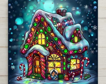 Puede incluir: Una ilustración de una casa de jengibre con un techo cubierto de nieve y detalles de dulces coloridos. La estructura tiene ventanas amarillas brillantes, pilares de bastones de caramelo y una chimenea sobre un fondo azul con copos de nieve.