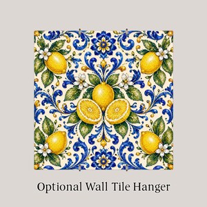 Puede incluir: Un azulejo de pared cuadrado de cer&aacute;mica con un patr&oacute;n repetitivo de limones amarillo brillante, hojas verdes y flores blancas sobre un fondo crema. El dise&ntilde;o incluye intrincados motivos florales y volutas en azul y amarillo.