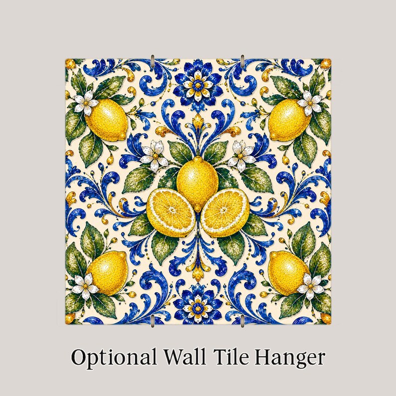 Puede incluir: Un azulejo de pared cuadrado de cer&aacute;mica con un patr&oacute;n repetitivo de limones amarillo brillante, hojas verdes y flores blancas sobre un fondo crema. El dise&ntilde;o incluye intrincados motivos florales y volutas en azul y amarillo.