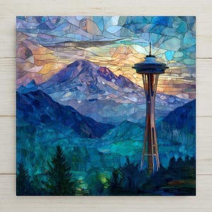 Pode incluir: Uma peça de arte de parede quadrada com uma ilustração em estilo de vitral da Space Needle diante de uma grande cordilheira. O céu é composto por fragmentos de vidro azuis, roxos e laranjas, enquanto o primeiro plano mostra árvores escuras.