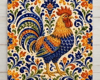 Könnte beinhalten: Eine quadratische Keramikfliese mit einer zentralen Hahn-Illustration, die einen roten Kamm, gelbe Halsfedern und einen blauen Körper aufweist. Der Hintergrund ist mit symmetrischen Blumen- und Rankenmustern in Blau, Orange und Grün verziert.