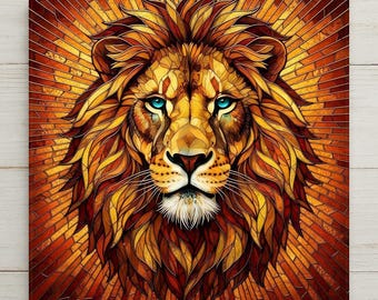 Könnte beinhalten: Ein quadratischer Wandkunstdruck mit einem stilisierten Löwenkopf und einer leuchtenden Mähne in Gold-, Orange- und Dunkelrottönen. Der Löwe hat stechend blaue Augen und ein detailliertes, mosaikartiges Muster im gesamten Fell und Hintergrund.