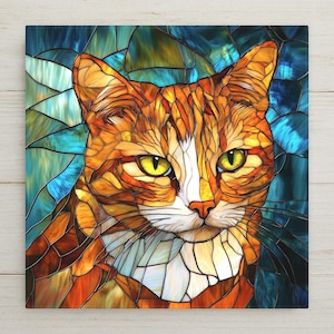 Puede incluir: Una pieza de arte mural cuadrada que presenta una ilustración de un gato atigrado naranja al estilo de vidrieras con ojos de color amarillo verdoso brillante. El gato tiene una mancha blanca en la cara y el pecho, sobre un fondo de fragmentos geométricos azul oscuro y cerceta.