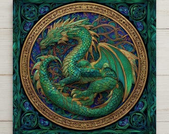 Könnte beinhalten: Ein quadratisches Wandbild mit einem zentralen, kreisförmigen Goldrahmen, der einen detaillierten grünen Drachen mit irisierenden Schuppen umschließt. Der Drache ist vor einem dunkelblauen und grünen Hintergrund mit komplexen Rankenmustern eingerollt.