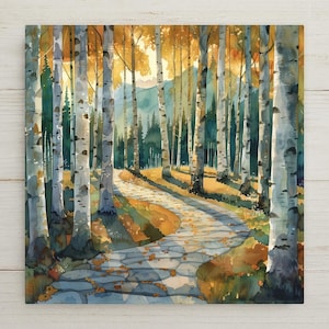 Pode incluir: Uma pintura em aquarela de um caminho de pedra sinuoso que atravessa uma floresta de bétulas altas com casca branca e preta. A cena apresenta folhagem de outono em amarelo dourado e laranja, pinheiros verde-escuros e montanhas azuis distantes.